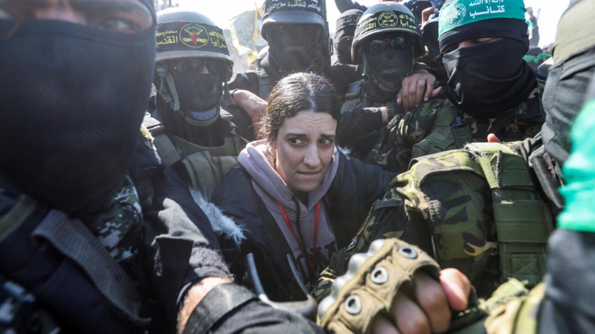 Schiacciati dalla folla, tra urla e fischi. Il rilascio di 150 palestinesi poi l'Ok. Scarcerato anche il super terrorista Zubeidi - Fiamma Nirenstein Home page